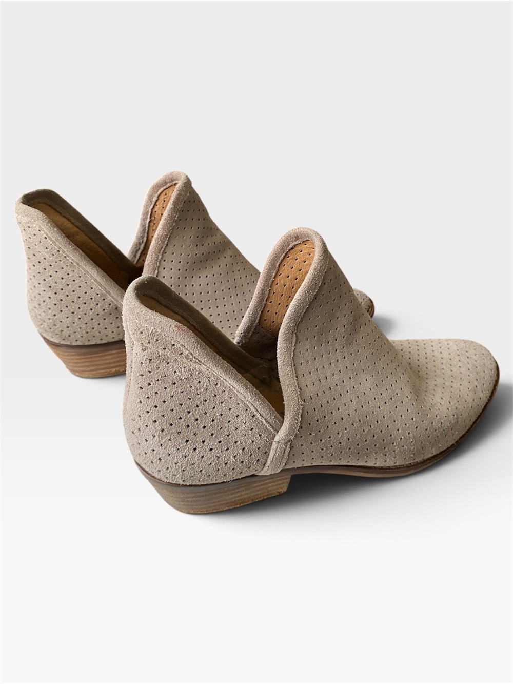 🔴 Lucky Brand Baley Perforated Suede V-Cut Side Split Ankle Booties Size 8